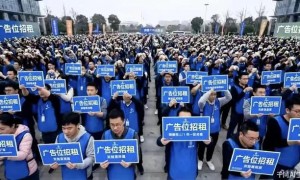 千问那张图一看就是假的，因为里面的程序员都没有秃头的…