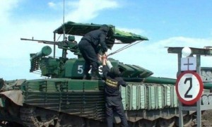 泰柬冲突又有新状况，泰国装甲车安装木头附加装甲，成功拦截中式反坦克火箭弹？