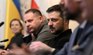 马克龙启程访华前，乌克兰喊话欧盟：年底前再拨10亿欧元，用于购买美国武器！