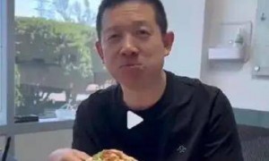 「爱哭男孩」贾跃亭又泪洒现场，数度哽咽感谢散户……