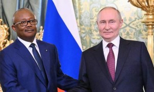 西非又来政变，军队抓了总统，中国使馆示警，俄罗斯失了一局？