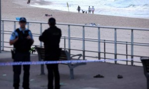 数十人伤亡，澳大利亚父子为何行凶？