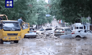 陕西一地突遭大暴雨！多辆汽车被冲上街